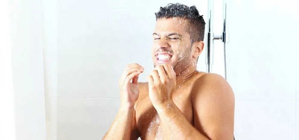 فوائد الإستحمام بالماء البارد للاعب كمال الأجسام
