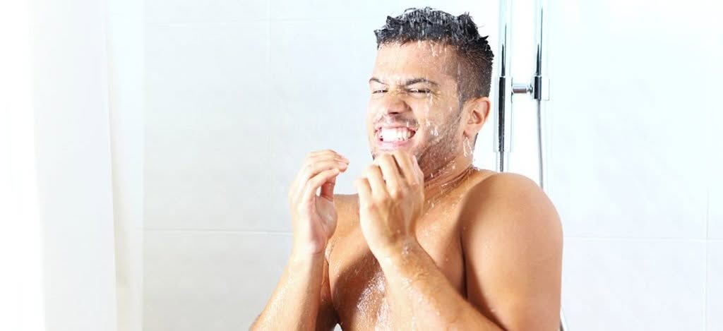فوائد الإستحمام بالماء البارد للاعب كمال الأجسام