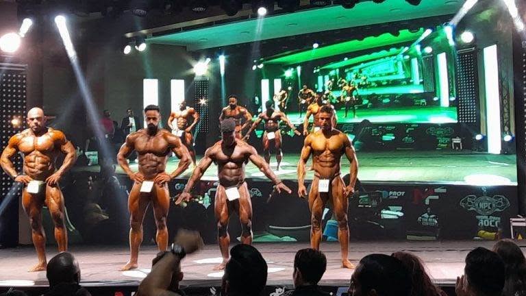 لحظة تتويج البطل المغربي محمد شكوك ببطاقة الاحتراف ifbb