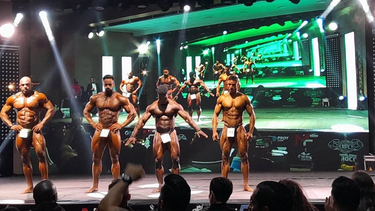 لحظة تتويج البطل المغربي محمد شكوك ببطاقة الاحتراف ifbb